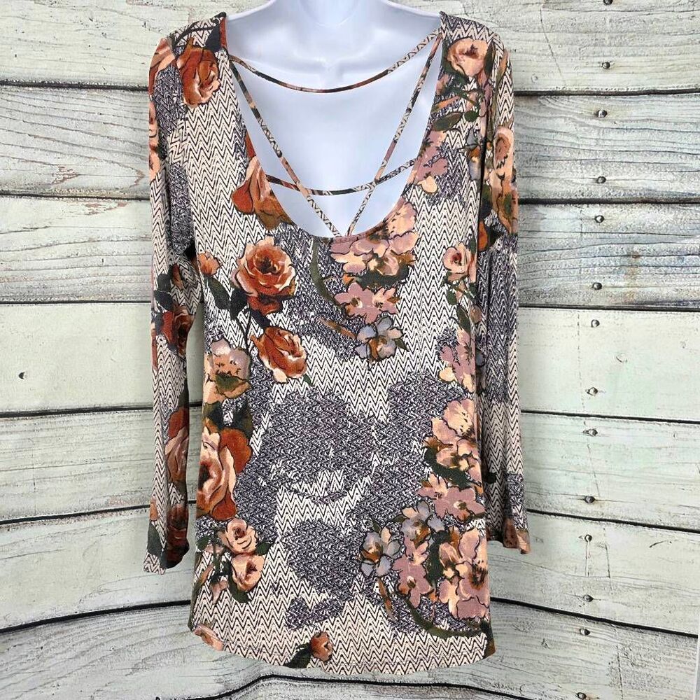 Daytrip M Floral Criss Cross Top - Picture 5 of 8